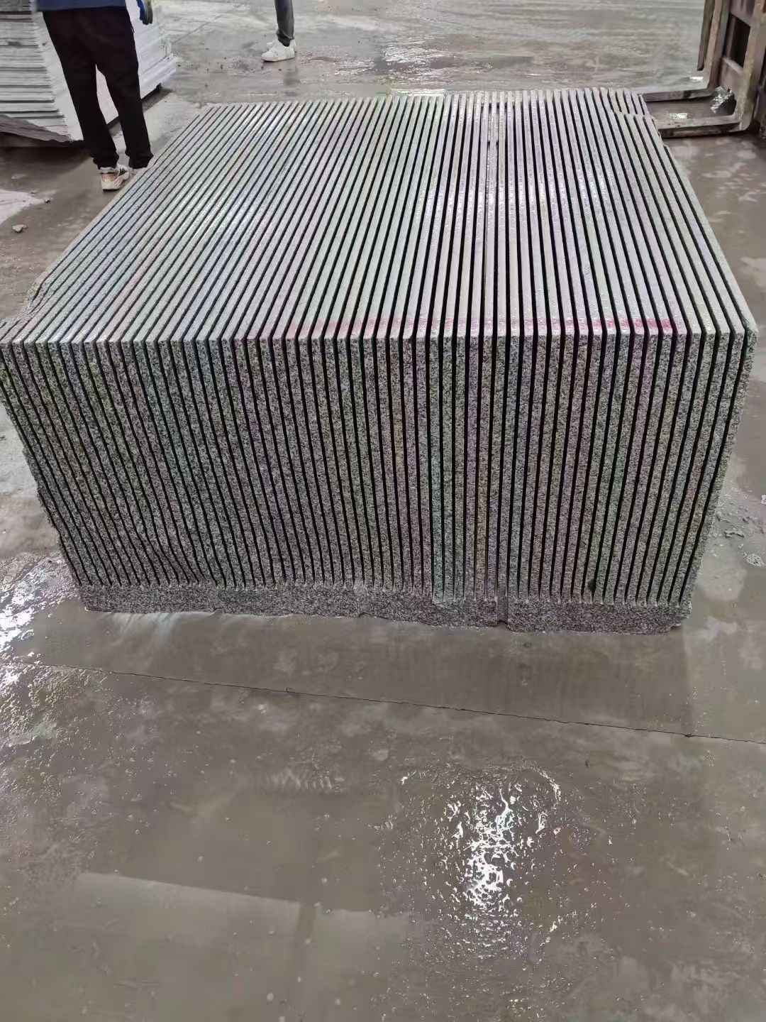 六盘水芝麻白毛板荒料切割